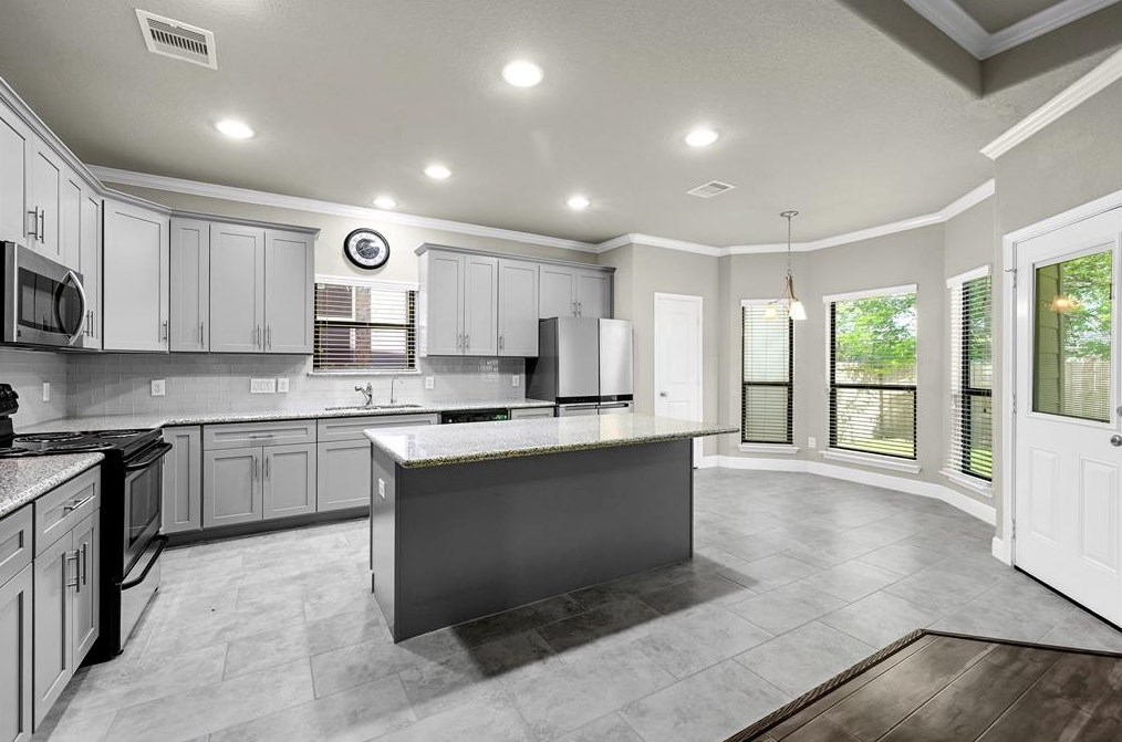 4609 Clover St, Houston, TX 77051-2810