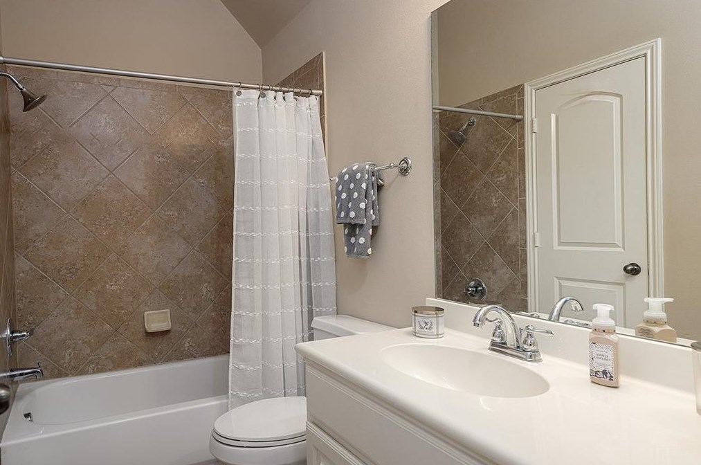 13527 Delwood Spg Ln, Houston TX  77044-1378 exterior