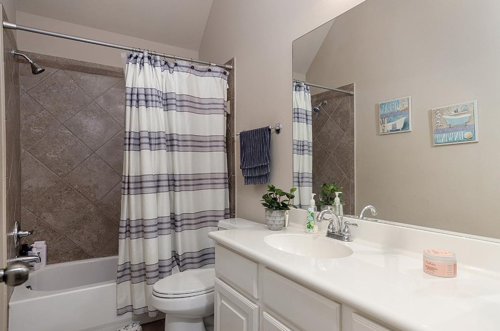 13527 Delwood Spg Ln, Houston TX  77044-1378 exterior