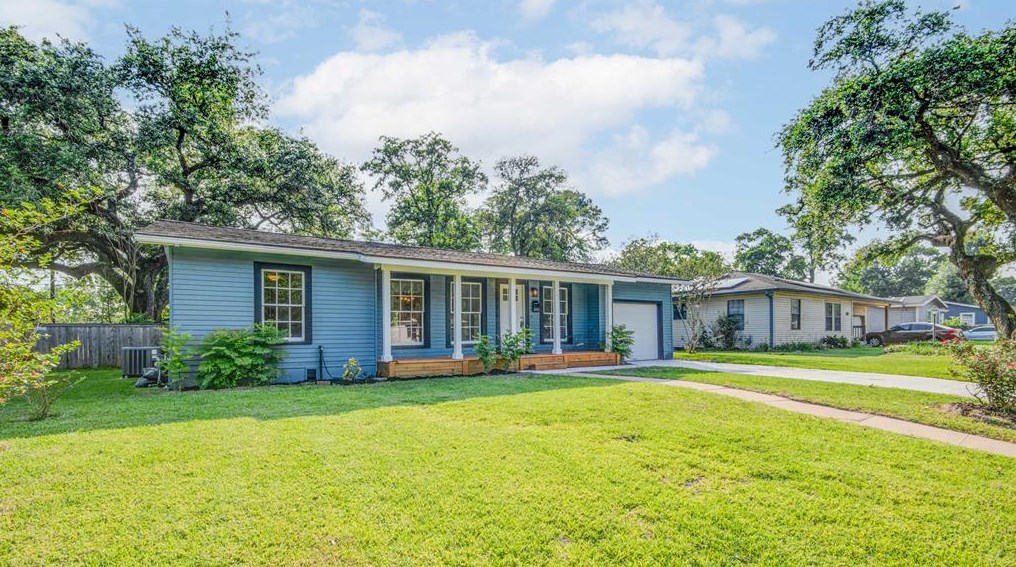518 Azalea St, Richwood, TX 77566-5806
