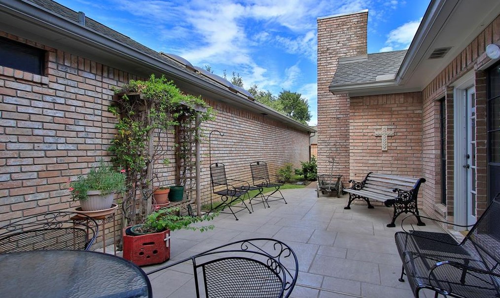 14103 Muirfield Vlg, Houston TX  77069-1753 exterior