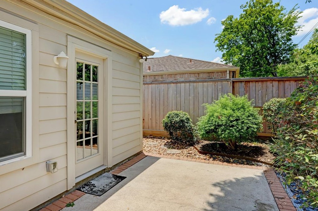2218 Gray Fls Dr, Houston TX  77077-6500 exterior