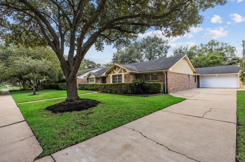 5447 Indigo St, Houston TX  77096-1241 exterior