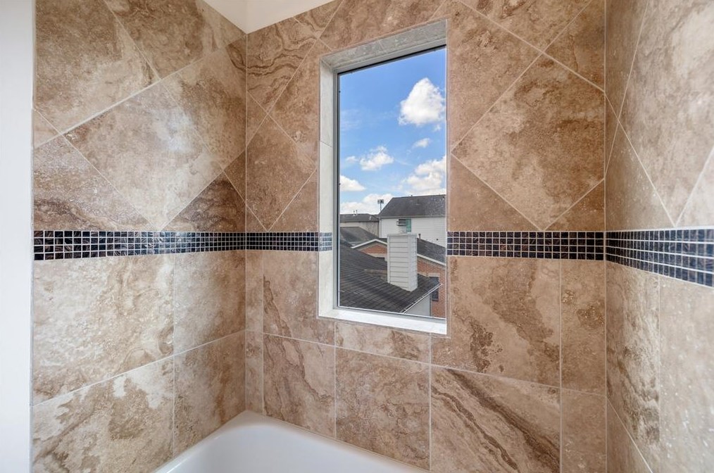 5715 Larkin St, Houston TX 77007-1860 exterior