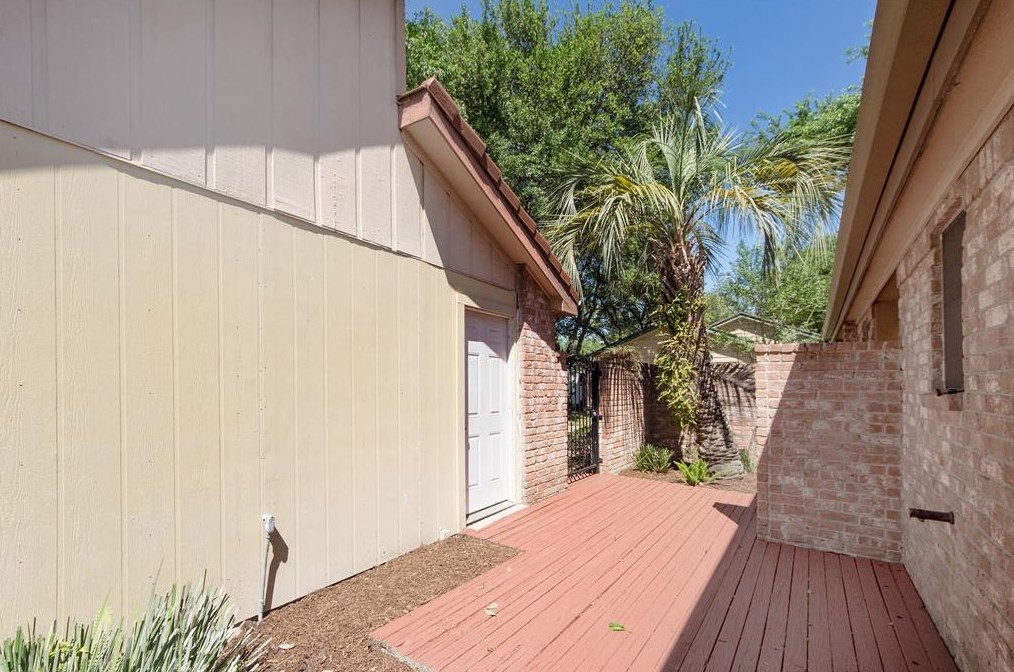 5831 Arncliffe Dr, Houston TX  77088-4205 exterior