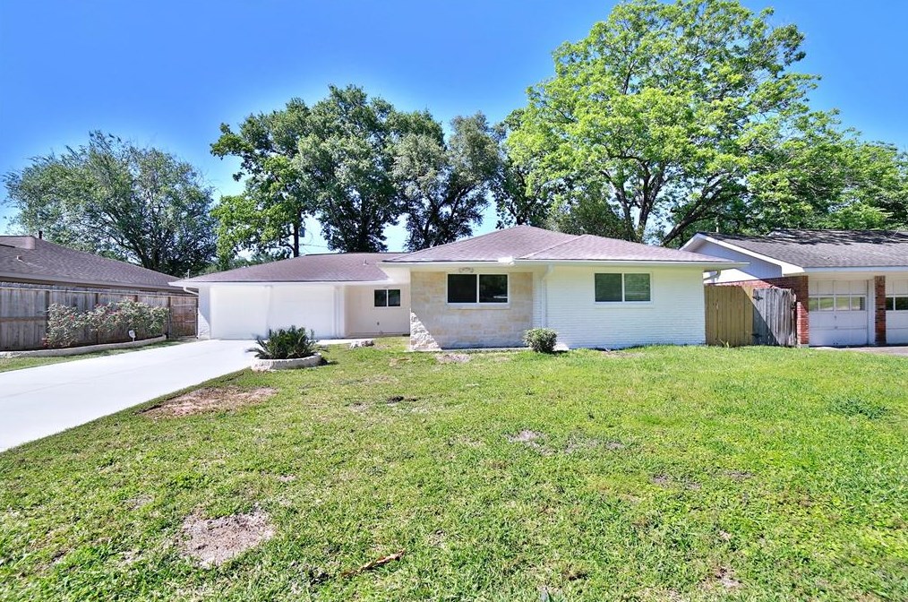 5330 Creekbend Dr, Houston TX  77096-5214 exterior