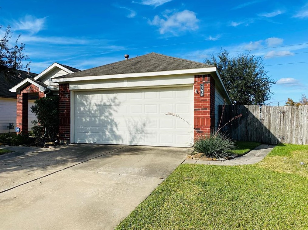 24638 Lakecrest Village Dr, Katy TX  77493-2729 exterior