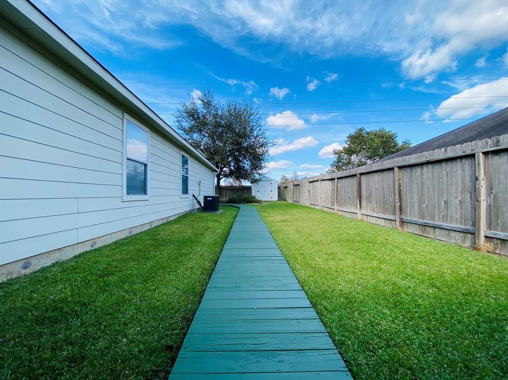 24638 Lakecrest Village Dr, Katy TX  77493-2729 exterior