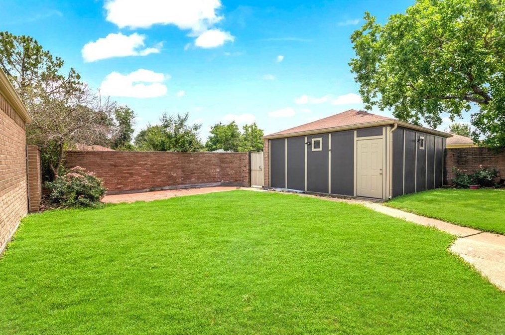 16006 Los Altos Dr, Houston TX  77083-2931 exterior
