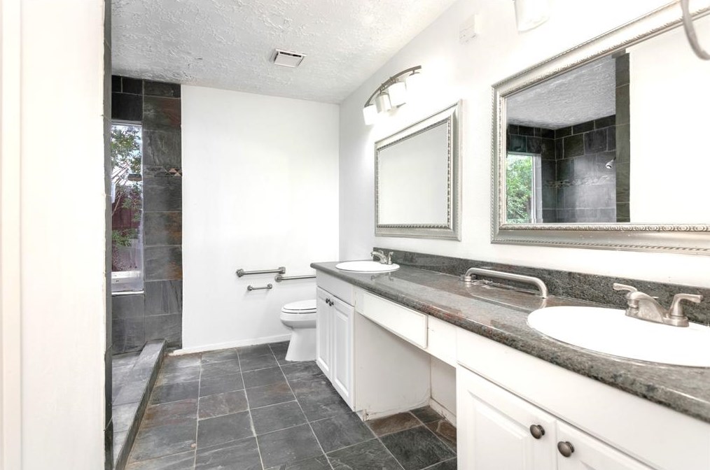 16006 Los Altos Dr, Houston TX  77083-2931 exterior