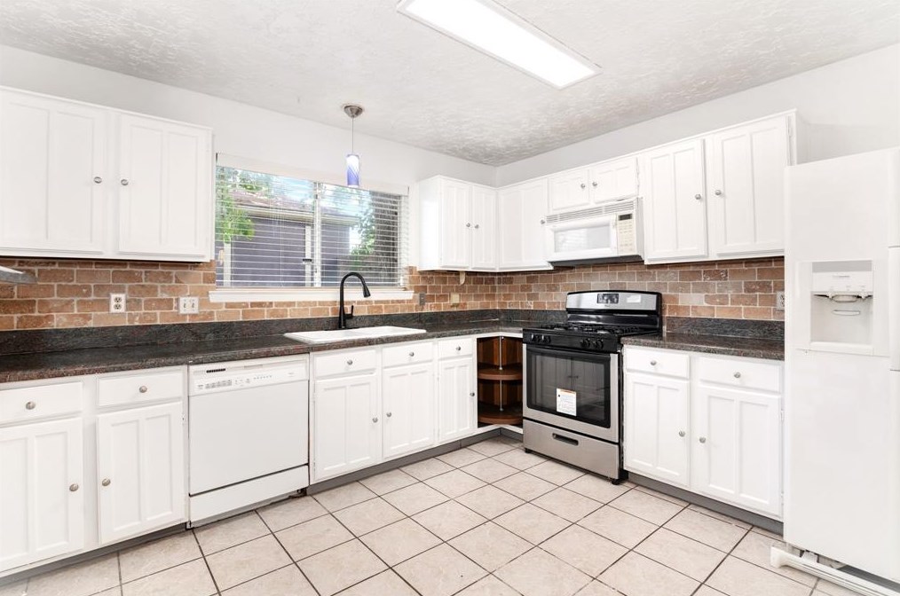 16006 Los Altos Dr, Houston TX  77083-2931 exterior