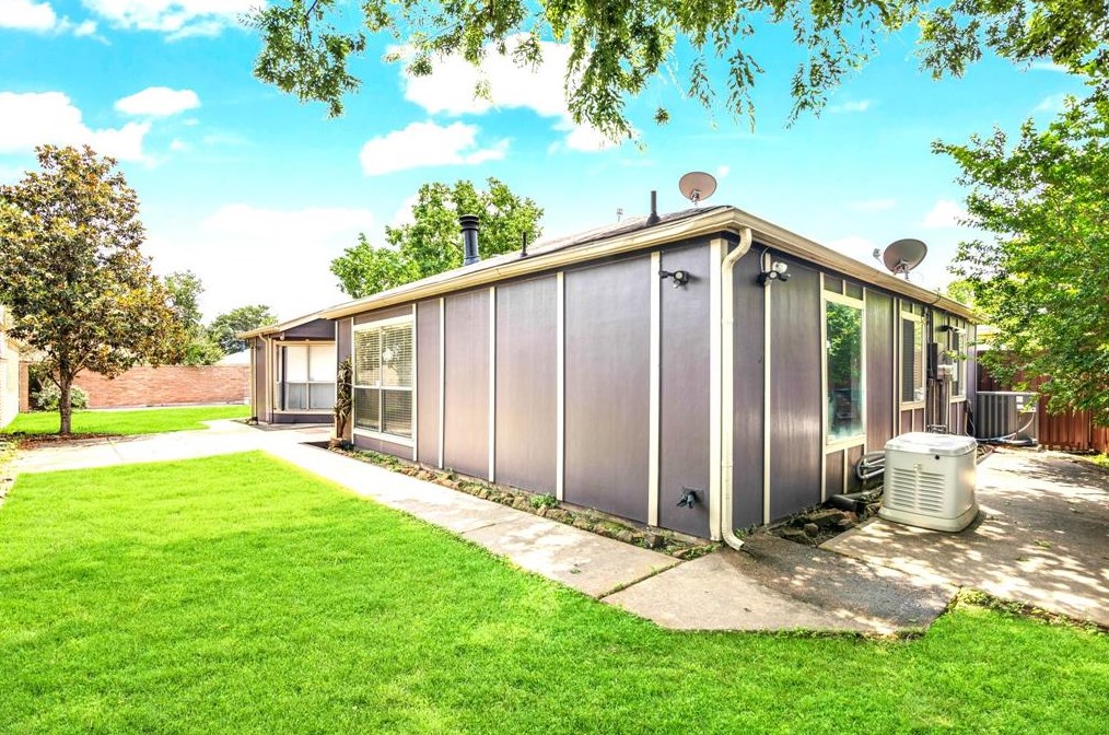 16006 Los Altos Dr, Houston TX  77083-2931 exterior