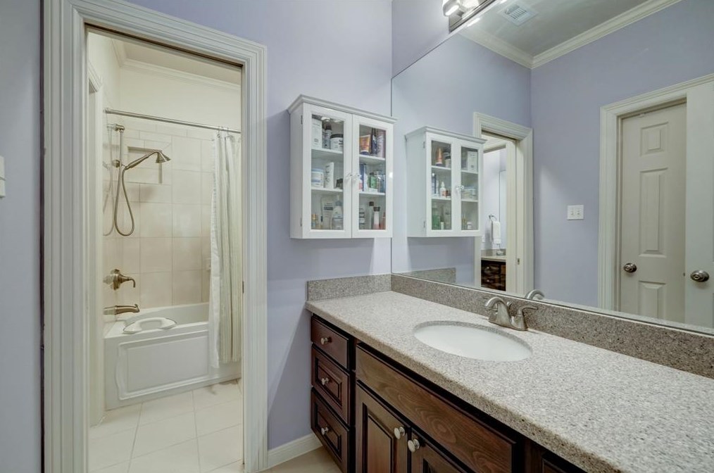 21 Woodsborough Cir, Houston TX  77055-7534 exterior