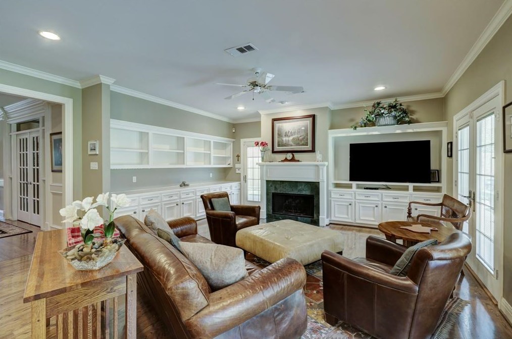 21 Woodsborough Cir, Houston TX  77055-7534 exterior