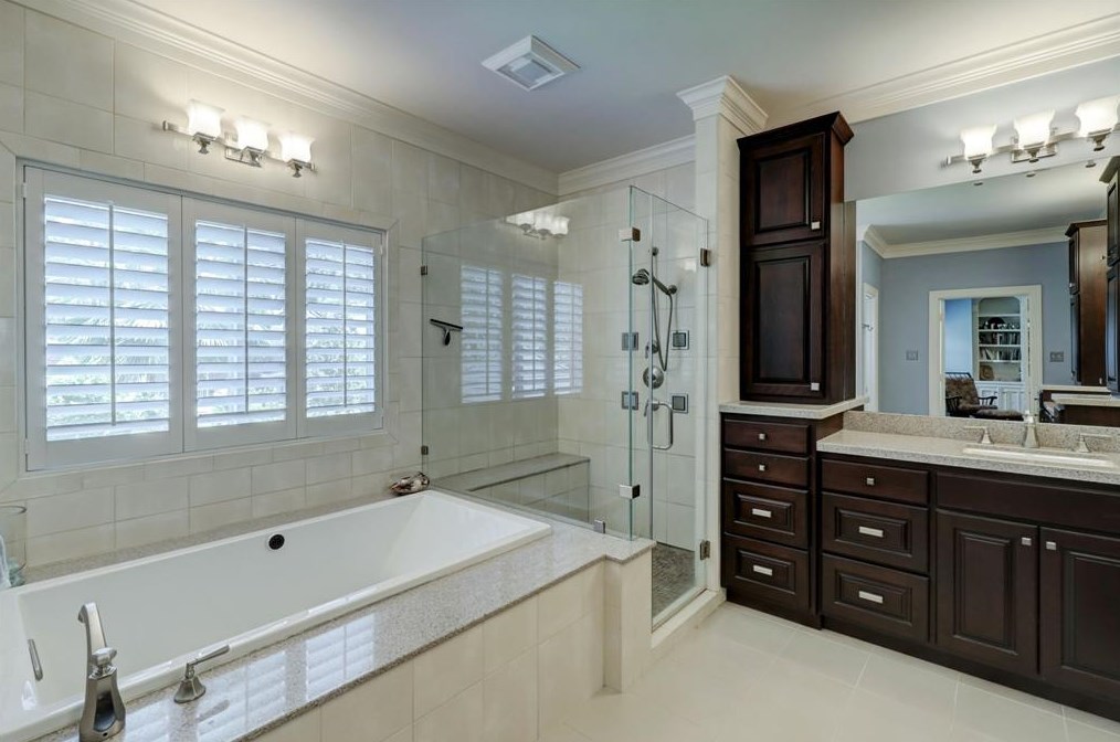 21 Woodsborough Cir, Houston TX  77055-7534 exterior