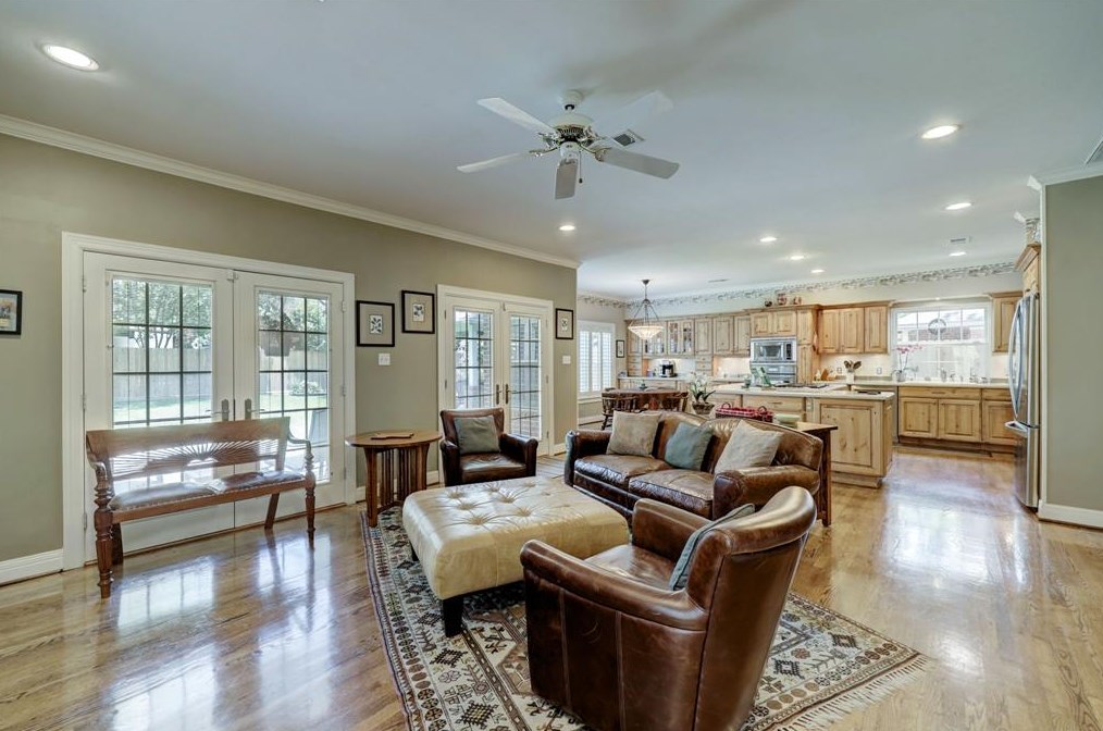 21 Woodsborough Cir, Houston TX  77055-7534 exterior