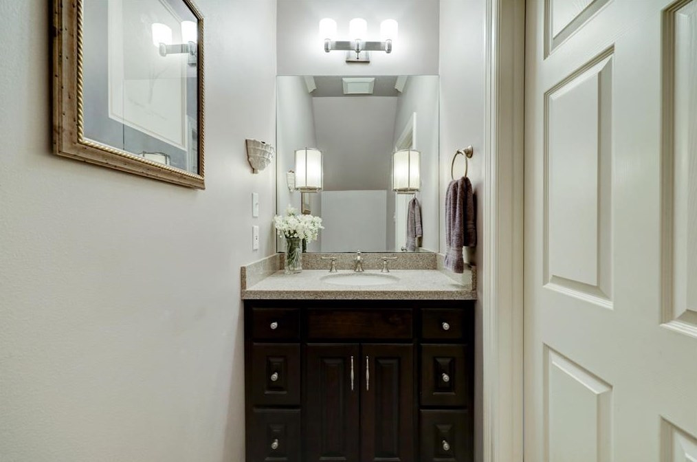 21 Woodsborough Cir, Houston TX  77055-7534 exterior