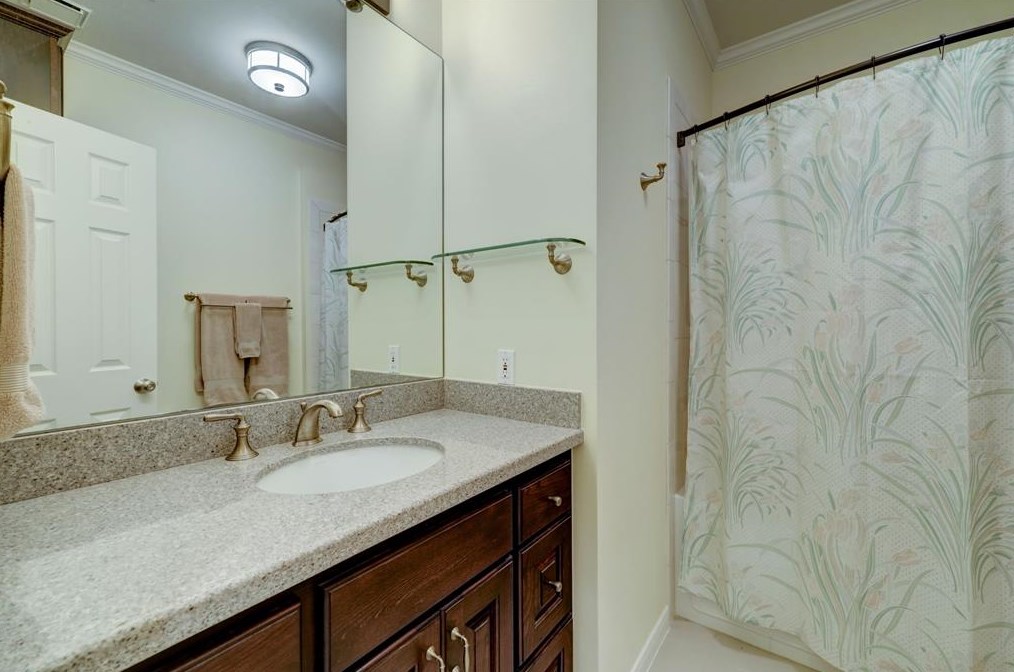 21 Woodsborough Cir, Houston TX  77055-7534 exterior