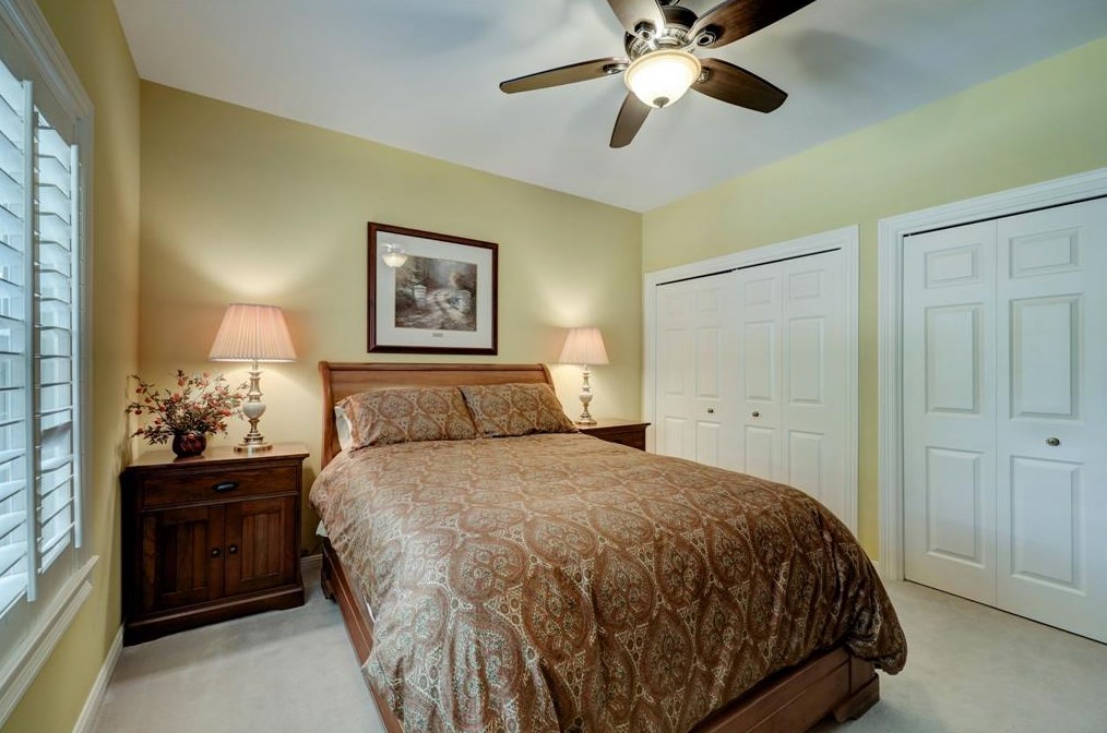 21 Woodsborough Cir, Houston TX  77055-7534 exterior