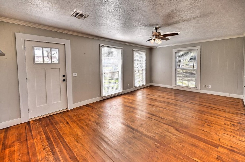 618 Fisher St, Bellvue TX  77418-1210 exterior