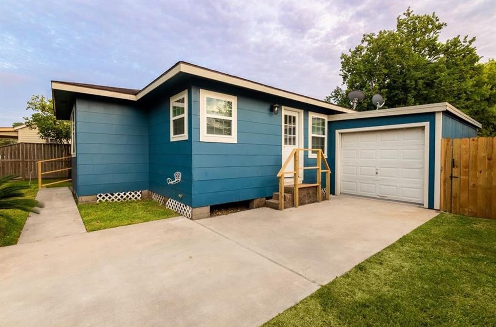 2123 4th Ave N, Texas City, TX 77590