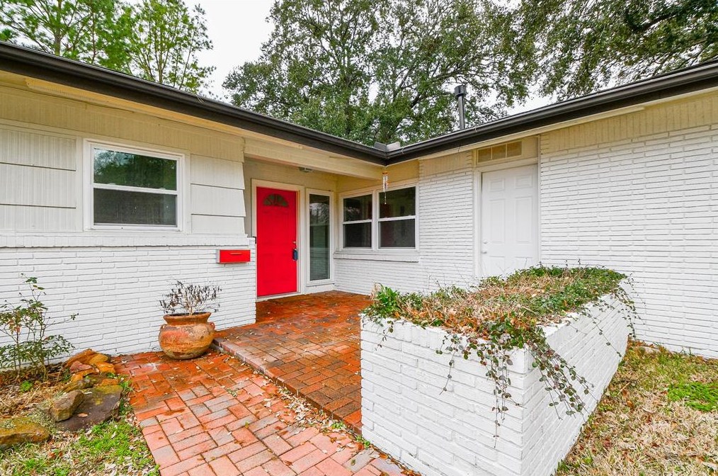 5447 Creekbend Dr, Houston TX  77096-5010 exterior
