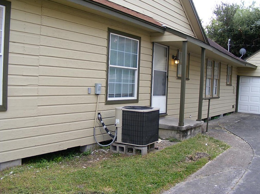 3222 Winbern St, Houston TX  77004-4651 exterior
