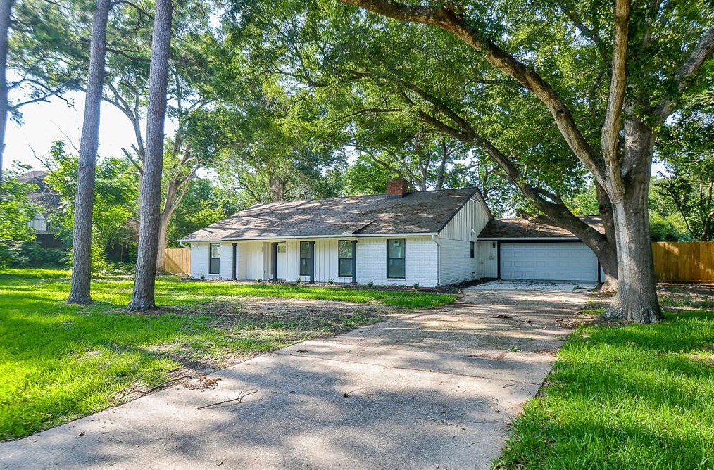226 Lakeshore Dr, Taylor Lake Village, TX 77586-6129