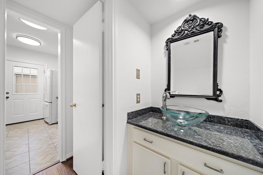 1950 Augusta Dr, Houston TX 77057-3757 exterior