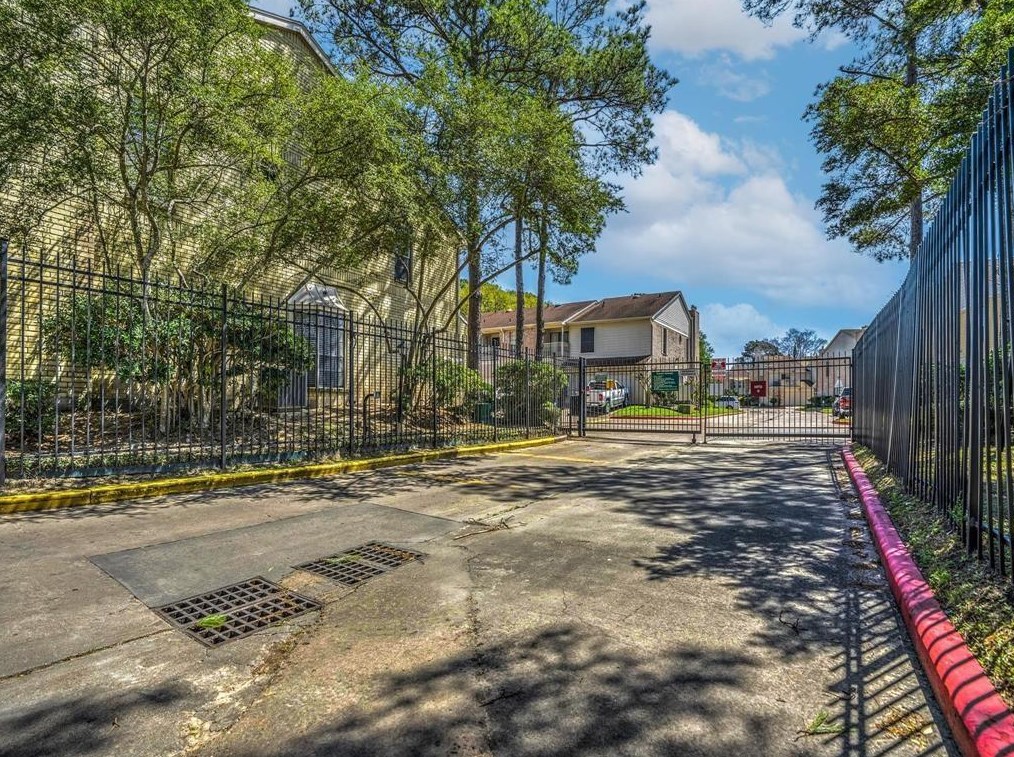 730 Country Place Dr, Houston TX  77079-8505 exterior