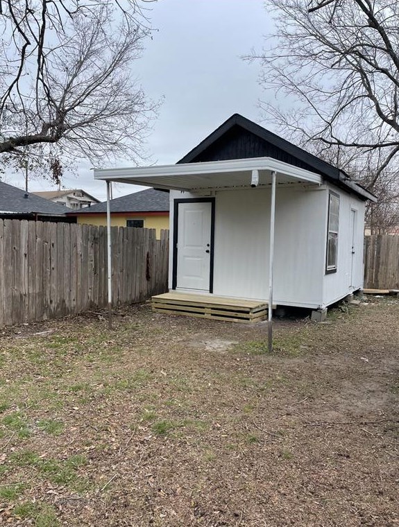 69 Neyland St, Houston TX  77022-6206 exterior