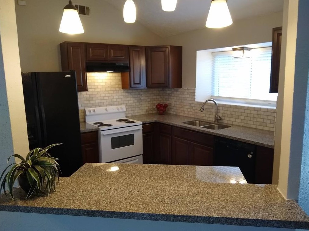 2502 Ewell Dr, League City TX  77573-3305 exterior