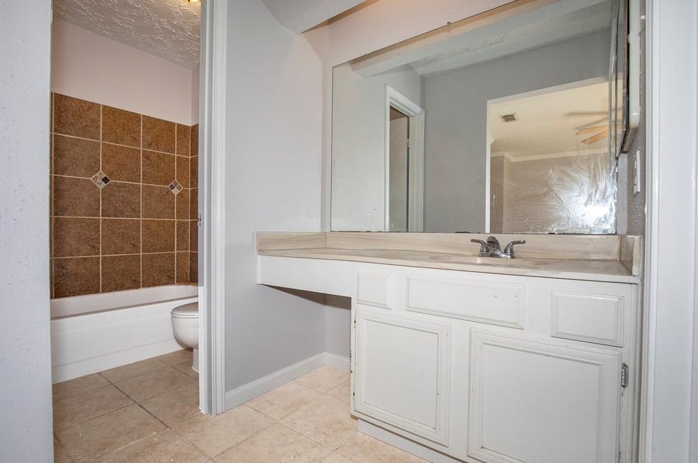 350 Vlg Crk Dr, Houston TX  77598-2612 exterior