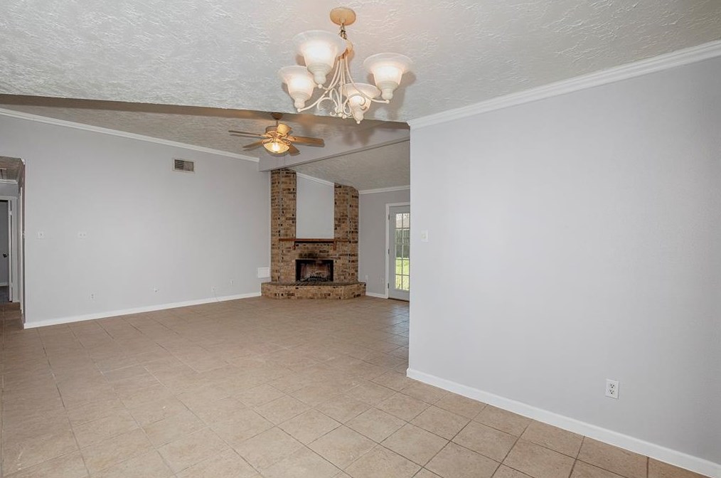 350 Vlg Crk Dr, Houston TX  77598-2612 exterior