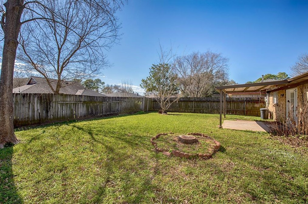 350 Vlg Crk Dr, Houston TX  77598-2612 exterior