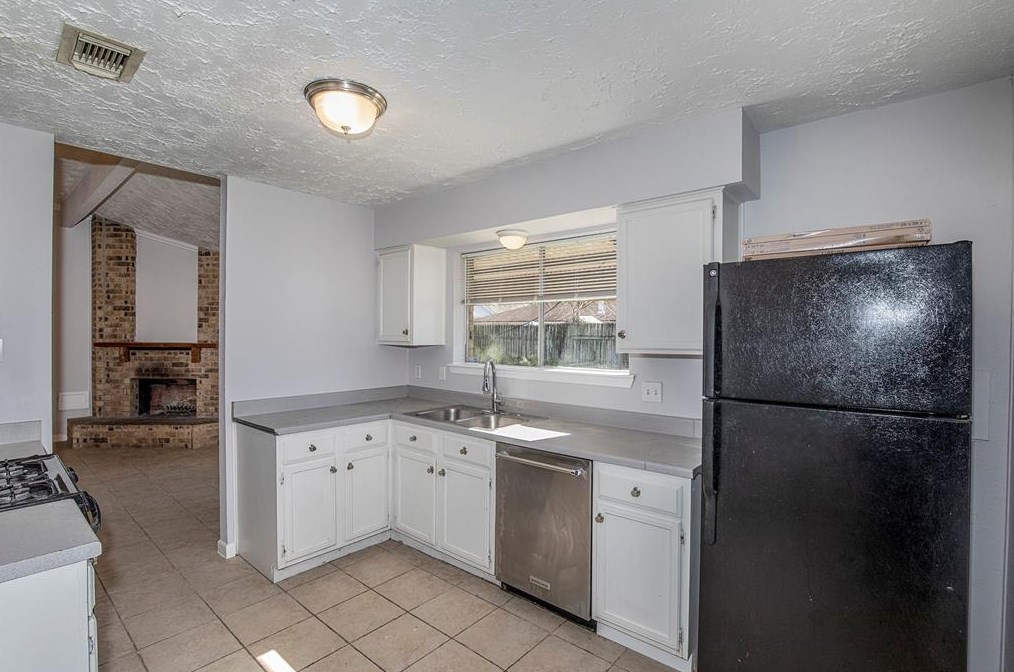 350 Vlg Crk Dr, Houston TX  77598-2612 exterior