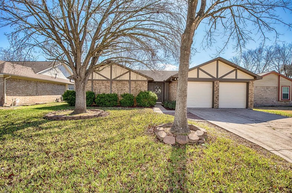 350 Vlg Crk Dr, Houston TX  77598-2612 exterior