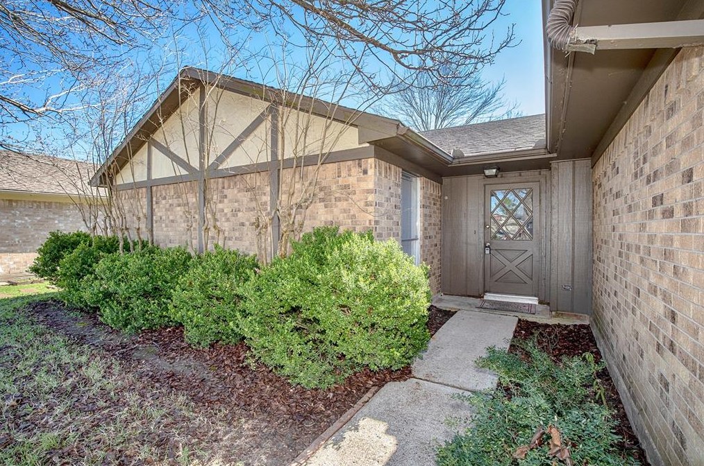 350 Vlg Crk Dr, Houston TX  77598-2612 exterior