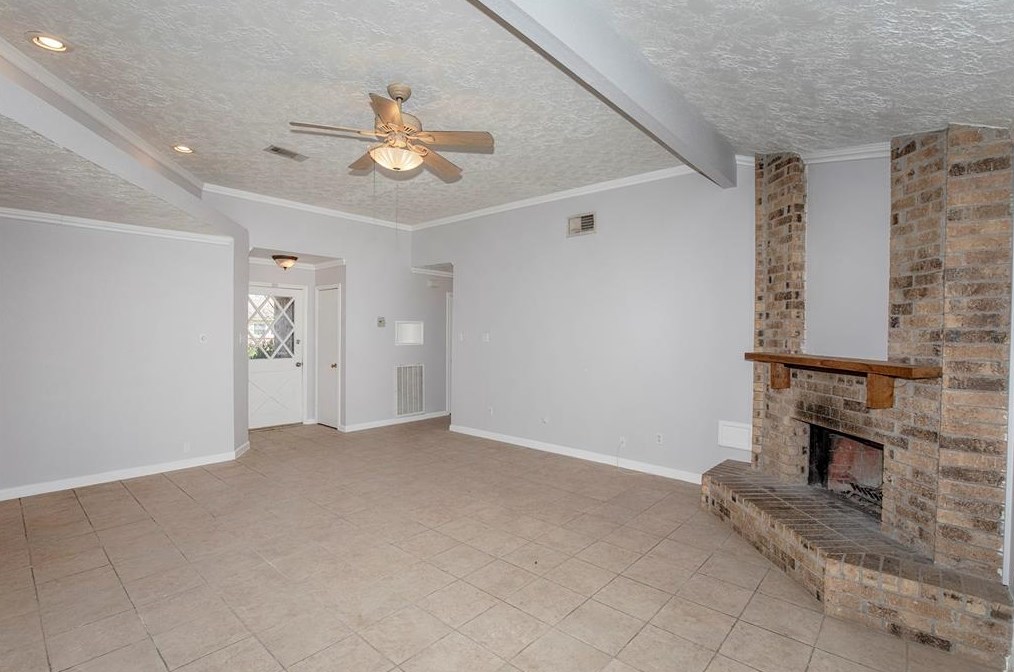 350 Vlg Crk Dr, Houston TX  77598-2612 exterior