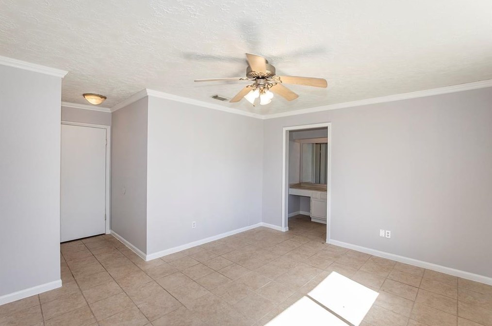 350 Vlg Crk Dr, Houston TX  77598-2612 exterior