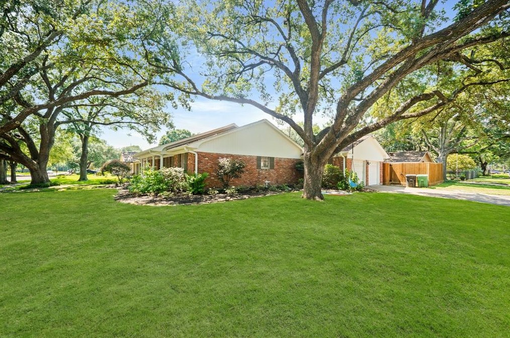 5442 Ariel St, Houston TX  77096-2235 exterior