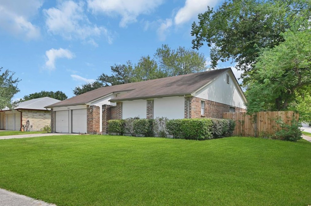 7802 Breda Dr, Baytown, TX 77521-8540