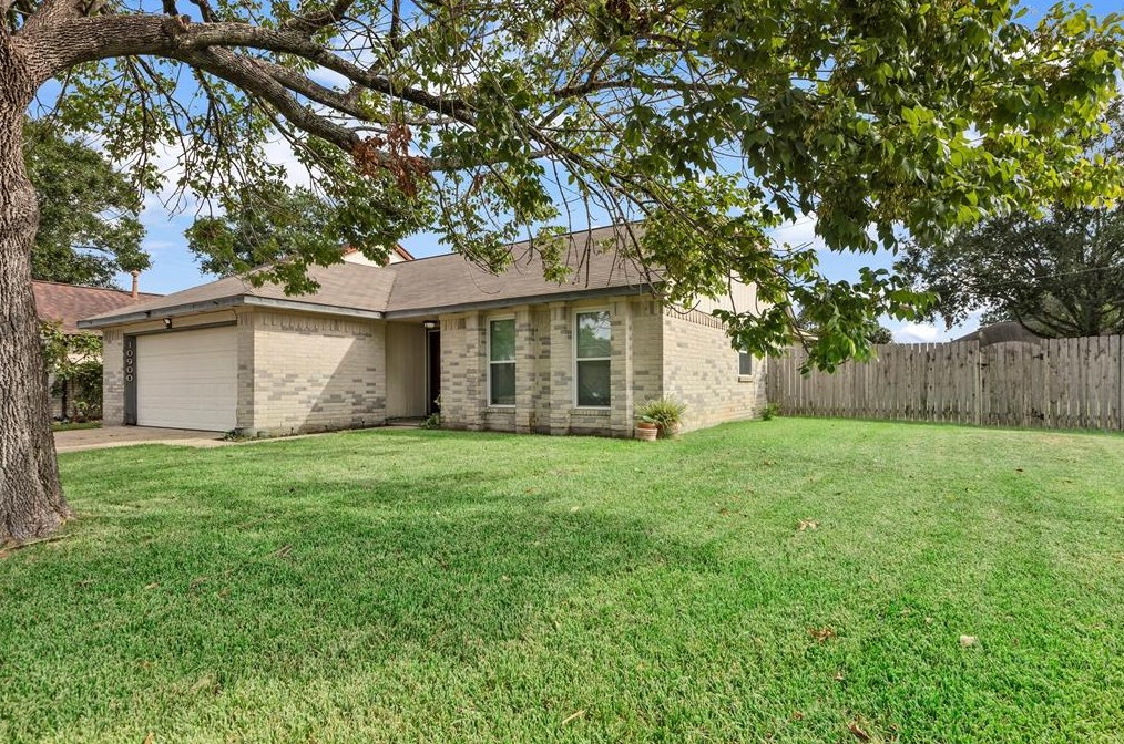 10900 Mulberry Ct, Morgans Point, TX 77571