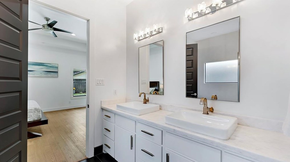 1435 Chantilly Ln, Houston TX  77018-3115 exterior