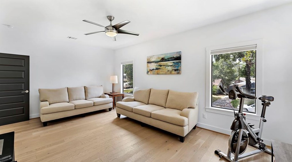 1435 Chantilly Ln, Houston TX  77018-3115 exterior