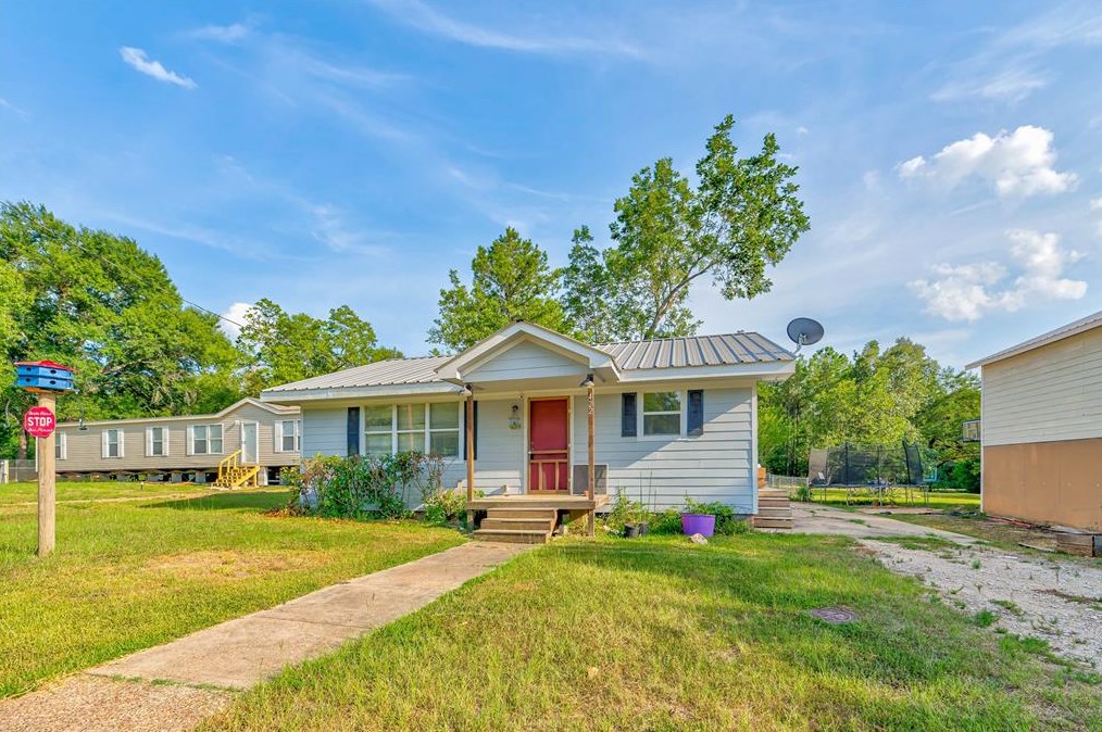 422 Young St, Livingston, TX 77351-3611