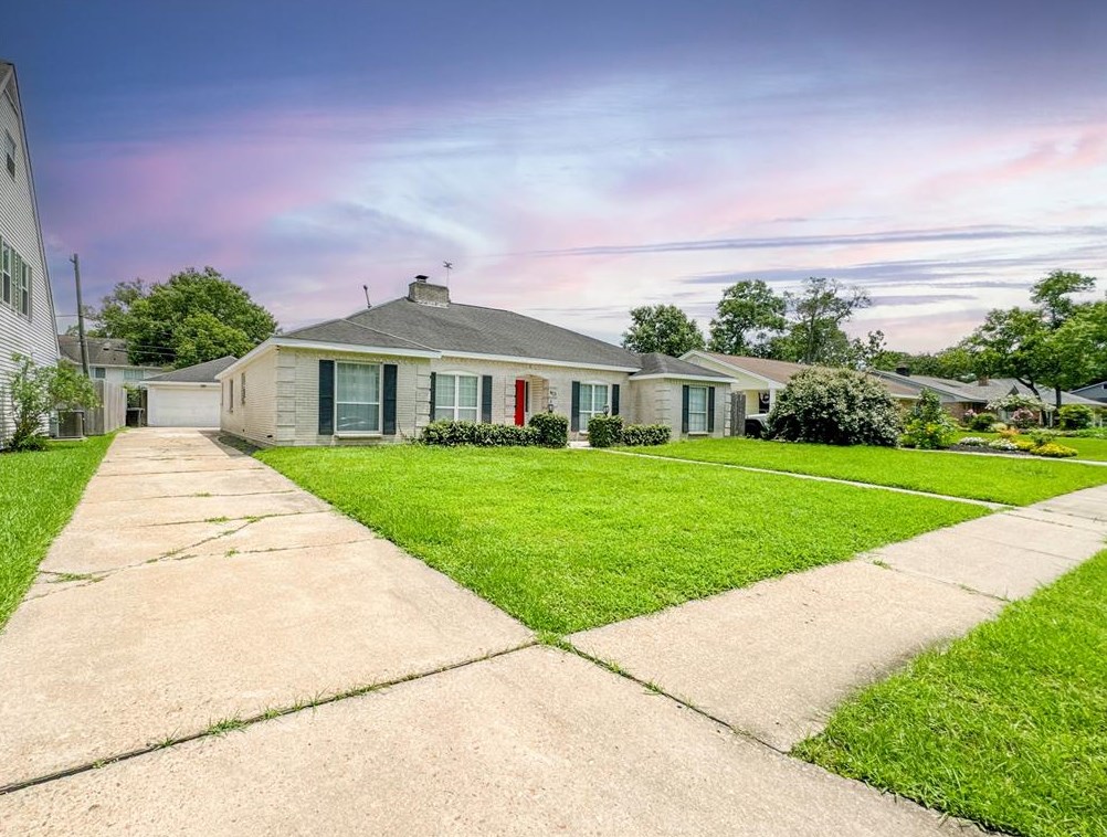 403 Pebblebrook Dr, Taylor Lake Village TX  77586-6012 exterior