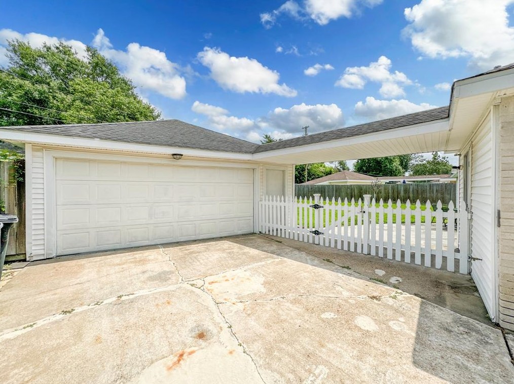 403 Pebblebrook Dr, Taylor Lake Village TX  77586-6012 exterior