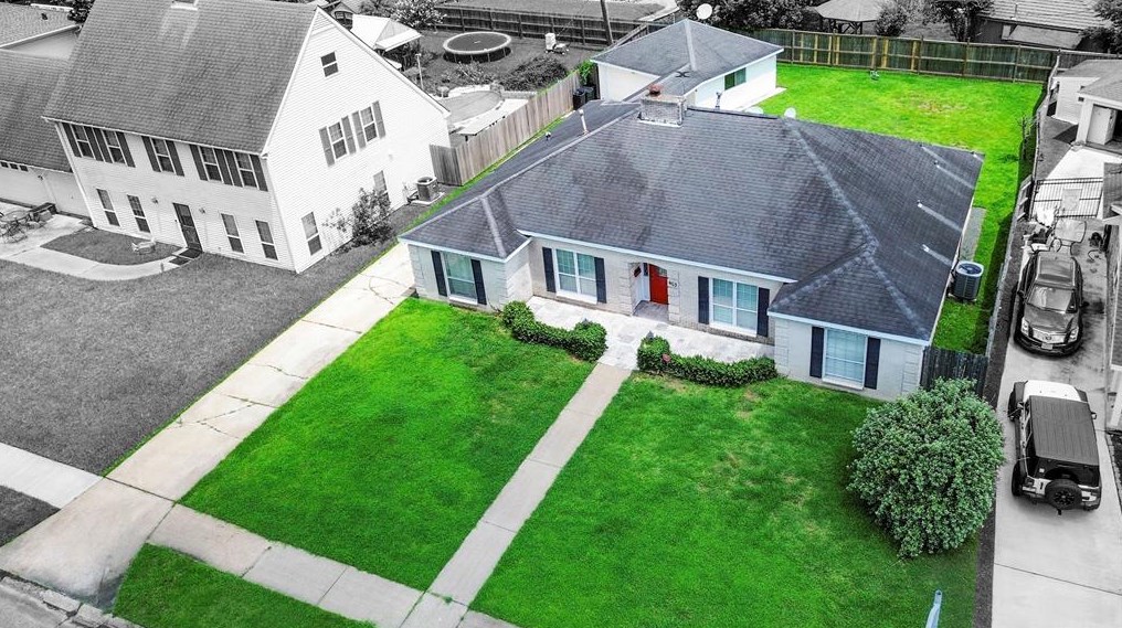 403 Pebblebrook Dr, Taylor Lake Village TX  77586-6012 exterior