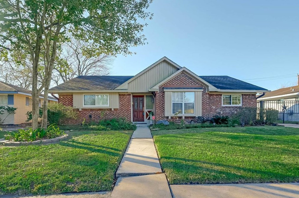 5607 Braesvalley Dr, Houston TX  77096-2909 exterior